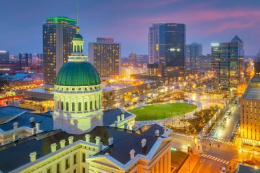 St. Louis şehir merkezi alacakaranlıkta Missouri 'nin ufuk çizgisi şehri 