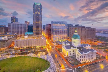 St. Louis şehir merkezi alacakaranlıkta Missouri 'nin ufuk çizgisi şehri 