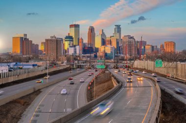 Güzel Minneapolis şehir merkezinin ufuk çizgisi Amerika 'da gün batımında trafik ışığı altında