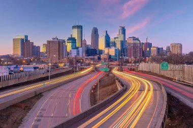 Güzel Minneapolis şehir merkezinin ufuk çizgisi Amerika 'da gün batımında trafik ışığı altında