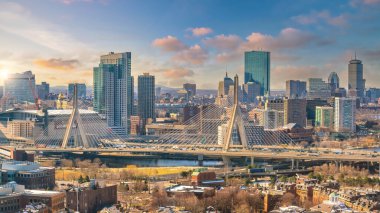 Gün batımında Boston şehir merkezinde Massachusetts 'in gökyüzü manzarası