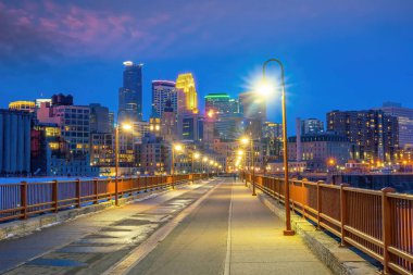 Gün batımında Minneapolis şehir merkezi Minnesota 'nın gökyüzü manzarası
