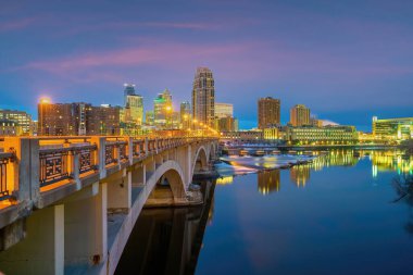 Gün batımında Minneapolis şehir merkezi Minnesota 'nın gökyüzü manzarası