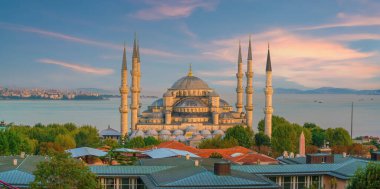 Türkiye 'nin İstanbul kentindeki Sultanahmet Camii (Mavi Cami) gün batımında