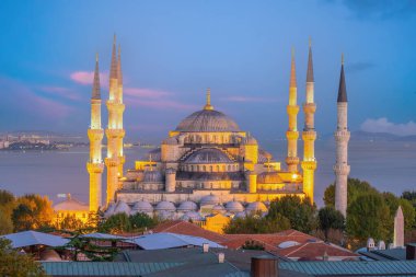 Türkiye 'nin İstanbul kentindeki Sultanahmet Camii (Mavi Cami) gün batımında