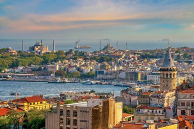 İstanbul şehir merkezi, gün batımında Türkiye 'nin ufuk çizgisi şehir merkezi 