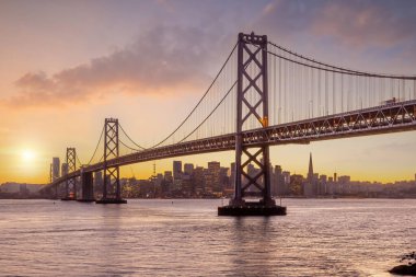 Golden Gate Köprüsü ve San Francisco şehir merkezi. Gün batımında.