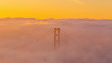 ABD 'de gün doğumunda sisli Golden Gate Köprüsü