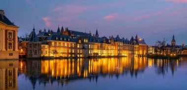 Hollanda 'da gün batımında Binnenhof Kalesi (Hollanda Parlamentosu) şehir merkezi Lahey' in silueti