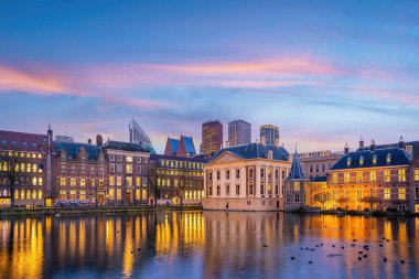 Hollanda 'da gün batımında Binnenhof Kalesi (Hollanda Parlamentosu) şehir merkezi Lahey' in silueti