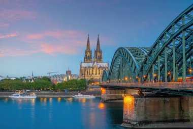 Köln şehir merkezi Köln Katedrali ve Hohenzollern Köprüsü ile ufuk çizgisi, Avrupa 'daki Almanya şehri.