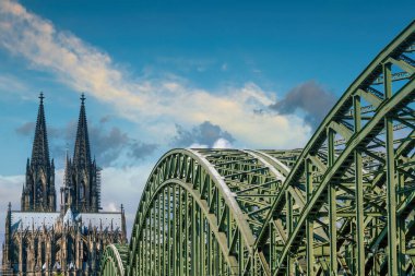 Köln şehir merkezi Köln Katedrali ve Hohenzollern Köprüsü ile ufuk çizgisi, Avrupa 'daki Almanya şehri.