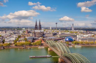 Köln şehir merkezi Köln Katedrali ve Hohenzollern Köprüsü ile ufuk çizgisi, Avrupa 'daki Almanya şehri.
