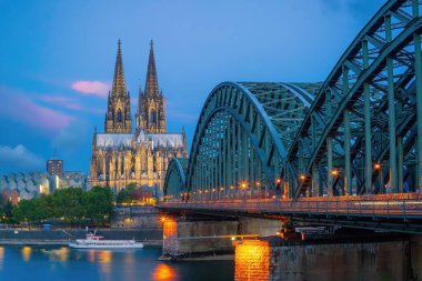 Köln şehir merkezi Köln Katedrali ve Hohenzollern Köprüsü ile ufuk çizgisi, Avrupa 'daki Almanya şehri.