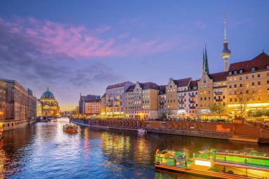 Berlin şehir merkezi ufuk çizgisi, Almanya şehir manzarası gün batımında