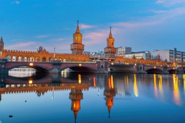 Berlin şehri gün batımında Oberbaum Köprüsü 'nde ve Almanya' da Spree Nehri 'nde ufuk çizgisi