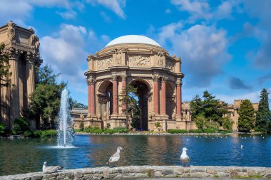 San Francisco 'daki Güzel Sanatlar Sarayı. Arka planda güzel mavi gökyüzü var.