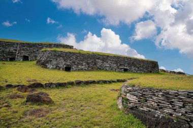 Orongo Köyü, Rapa Nui Ulusal Parkı Paskalya Adası, Şili mavi gökyüzü