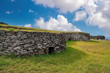 Orongo Köyü, Rapa Nui Ulusal Parkı Paskalya Adası, Şili mavi gökyüzü
