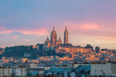 Montmartre Hill 'deki Sacre Coeur Katedrali, Paris, gün batımında.
