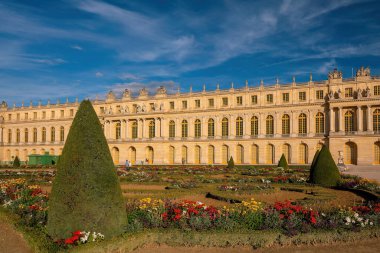 Versay Şatosu Bahçesi, gün batımında Fransa 'da Paris yakınlarında.