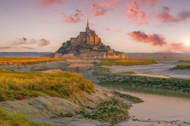 Kuzey Fransa, Normandiya 'da gün batımında ünlü Le Mont Saint-Michel gelgit adası 