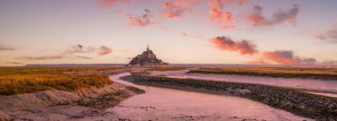 Kuzey Fransa, Normandiya 'da gün batımında ünlü Le Mont Saint-Michel gelgit adası 