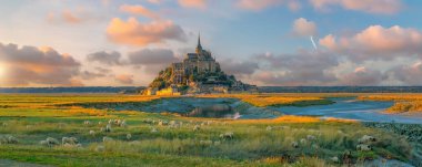 Kuzey Fransa, Normandiya 'da gün batımında ünlü Le Mont Saint-Michel gelgit adası 