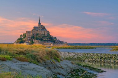Kuzey Fransa, Normandiya 'da gün batımında ünlü Le Mont Saint-Michel gelgit adası 