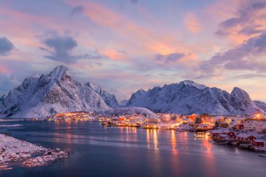 Lofoten 'in güzel doğa manzarası Norveç' te, Avrupa 'da gün doğumunda