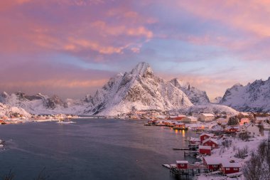 Lofoten 'in güzel doğa manzarası Norveç' te, Avrupa 'da gün doğumunda