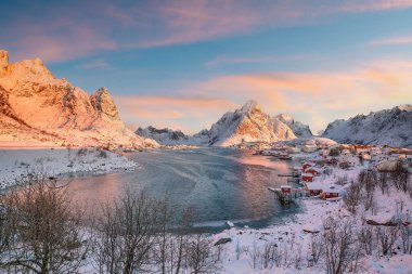 Lofoten 'in güzel doğa manzarası Norveç' te, Avrupa 'da gün doğumunda