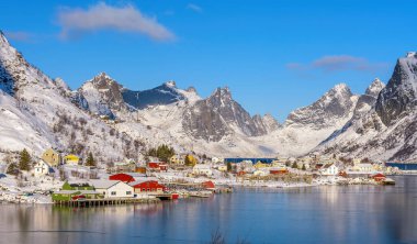 Lofoten 'in güzel doğa manzarası Norveç, Avrupa' da mavi gökyüzü