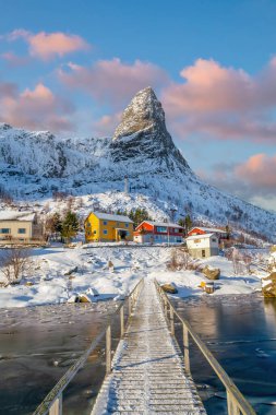 Norveç 'te Lofoten' in güzel doğa manzarası, gün batımında Avrupa