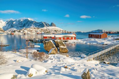 Lofoten 'in güzel doğa manzarası Norveç, Avrupa' da mavi gökyüzü