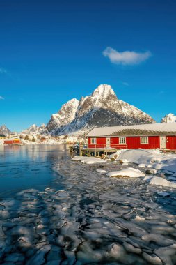 Lofoten 'in güzel doğa manzarası Norveç, Avrupa' da mavi gökyüzü