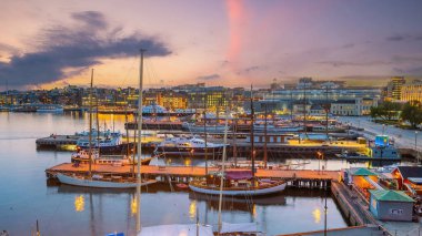  Oslo Rıhtımı şehir merkezi. Gün batımında Norveç 'te gökyüzü manzarası.
