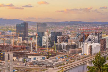  Şehir merkezindeki Oslo rıhtımı Norveç 'te gökyüzü manzarası gün batımında tepeden bakıldığında