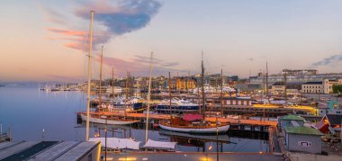  Oslo Rıhtımı şehir merkezi. Gün batımında Norveç 'te gökyüzü manzarası.