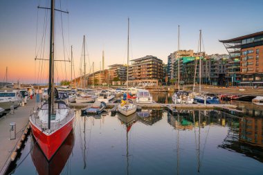  Oslo Rıhtımı şehir merkezi. Gün batımında Norveç 'te gökyüzü manzarası.