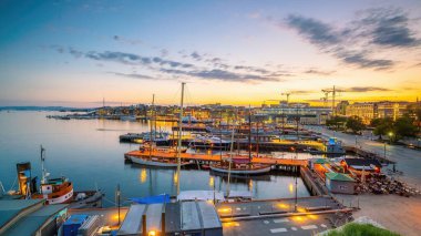  Oslo Rıhtımı şehir merkezi. Gün batımında Norveç 'te gökyüzü manzarası.