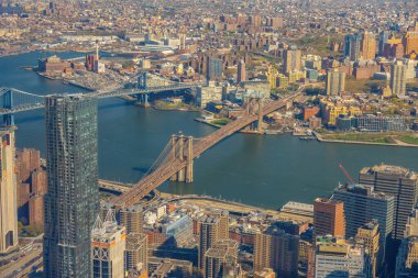 Manhattan şehrinin New York silueti Manhattan köprüsü ve Brooklyn ile ABD 'nin üst manzarası