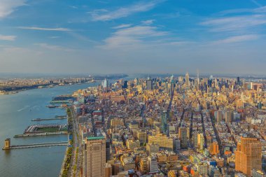 New York 'un Manhattan şehrinin gökyüzü manzarası ABD' de tepeden görünüyor.