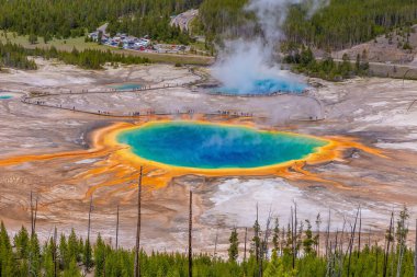 Yellowstone Ulusal Parkı 'ndaki Büyük Prismatik Bahar tepeden bakıldığında ABD