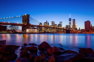 ABD 'de Brooklyn Köprüsü ile New York' un ufuk çizgisi.