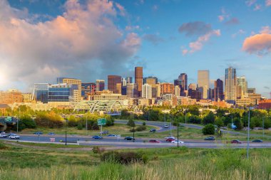 Denver şehir merkezi silueti, ABD 'de Colorado şehir manzarası gün batımında