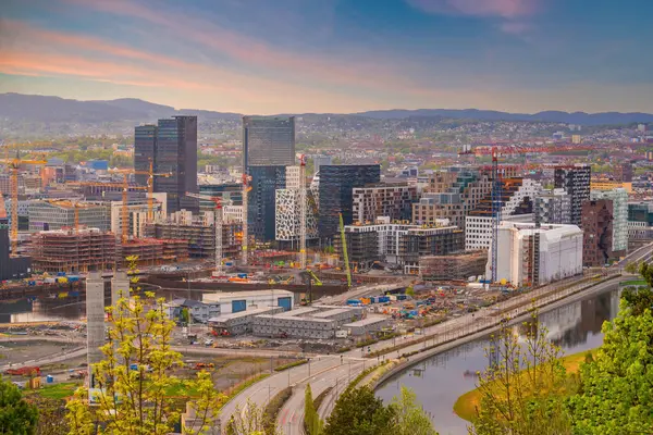  Şehir merkezindeki Oslo rıhtımı Norveç 'te gökyüzü manzarası gün batımında tepeden bakıldığında