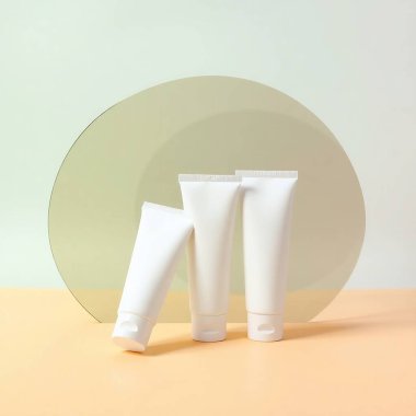 Yumuşak bir pastel gradyan arkaplan, farklı açılar (ön, yan, köşegen), minimal gölge, metin veya logo yok