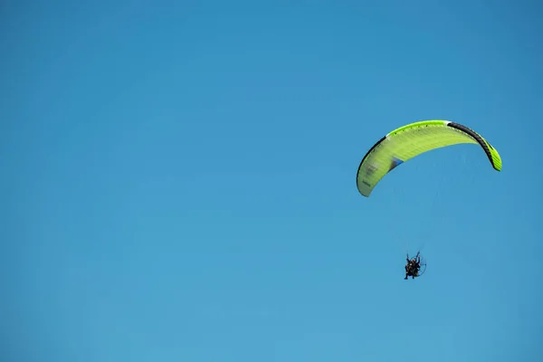 Paraglider Flying Sunny Day Blue Sky — Stock Photo, Image