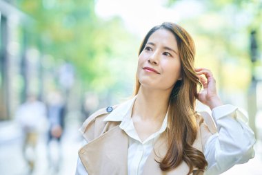 Güzel bir günde Asyalı bir kadının portresi.